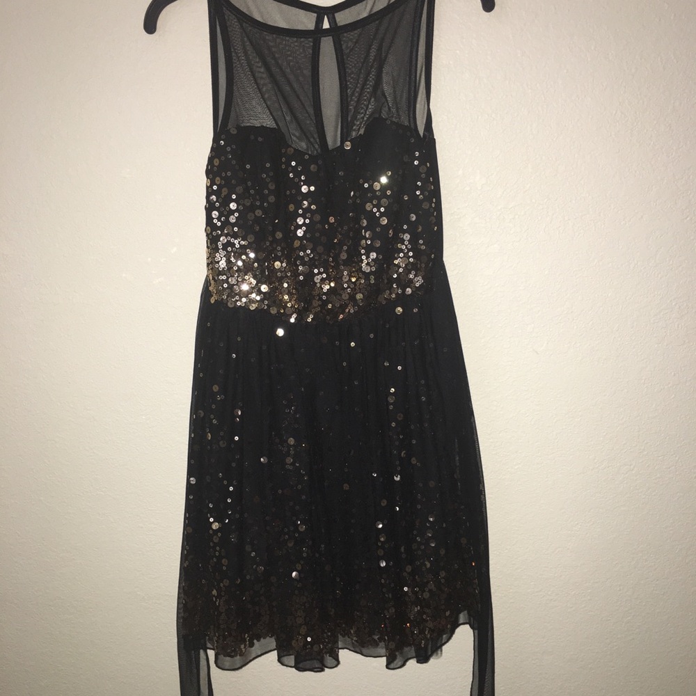 Black dress wig gold sequence